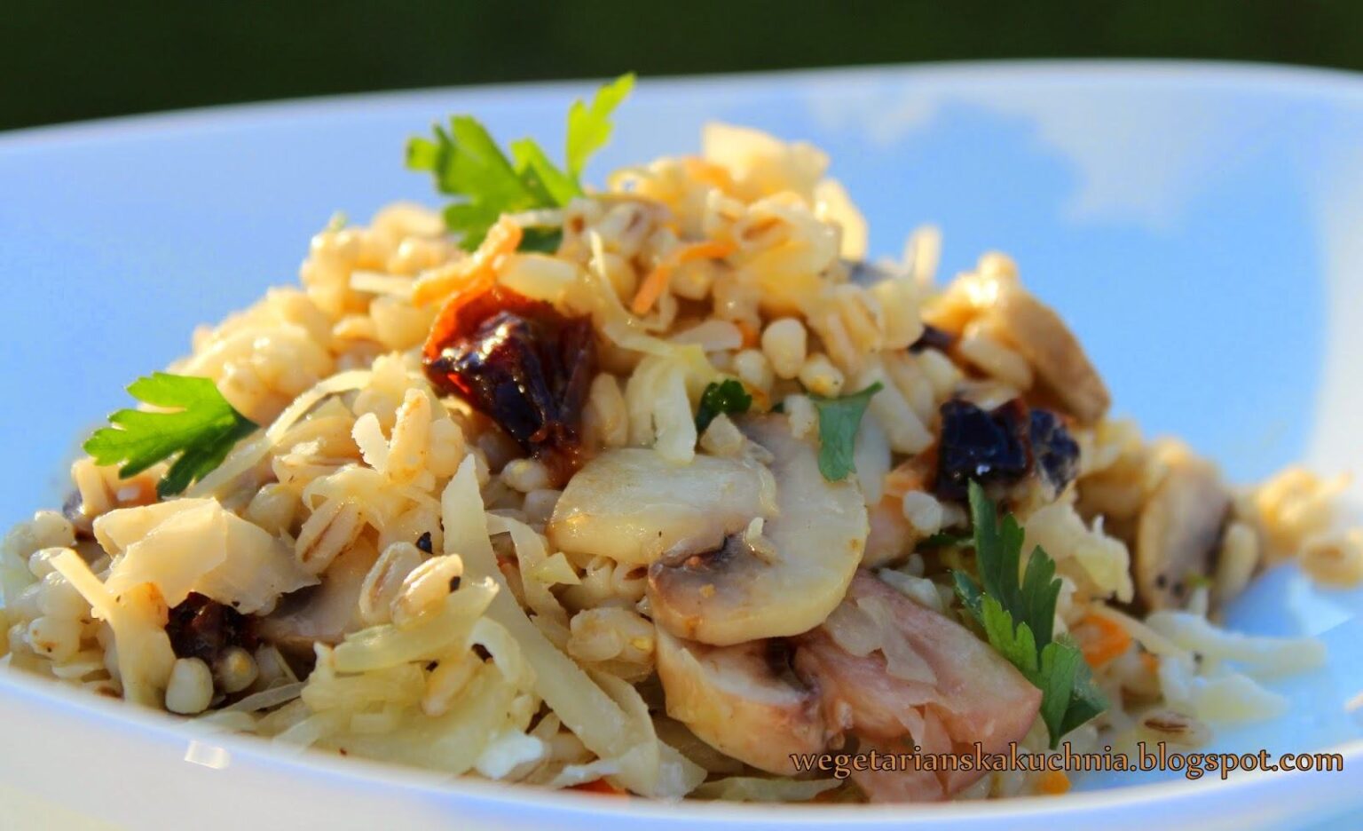 Wigilijny pęczak z kapustą kiszoną, grzybami i śliwkami