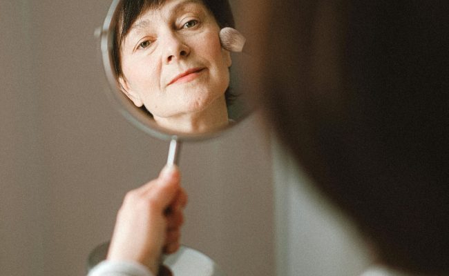 naturalne metody pielęgnacji skóry dojrzałej w okresie zimowym