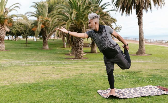 równowaga na wagę zdrowia jak trening równowagi zmniejsza ryzyko upadków - ćwiczenie mężczyzny